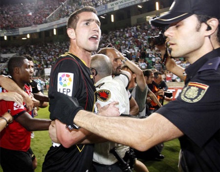 Niềm vui vô bờ bến của tân binh Liga trong ngày lên hạng - 12