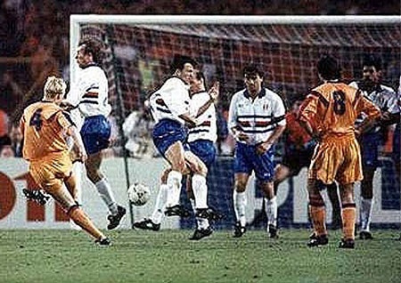 Những khoảnh khắc vinh quang tại Cúp C1 của Barcelona - 1