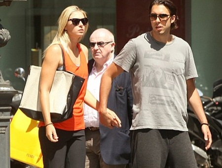 Maria Sharapova khoe nhẫn đính hôn đắt giá - 1