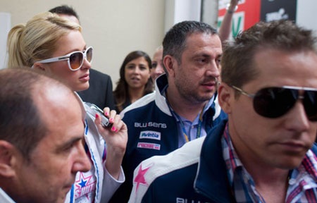 Paris Hilton quyến rũ bên đường đua Moto GP - 1 Paris Hilton quyến rũ bên đường đua Moto GP - 1