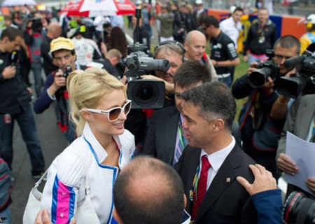 Paris Hilton quyến rũ bên đường đua Moto GP - 2 Paris Hilton quyến rũ bên đường đua Moto GP - 2