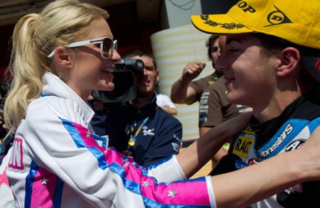 Paris Hilton quyến rũ bên đường đua Moto GP - 4 Paris Hilton quyến rũ bên đường đua Moto GP - 4