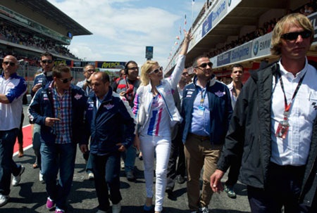 Paris Hilton quyến rũ bên đường đua Moto GP - 5 Paris Hilton quyến rũ bên đường đua Moto GP - 5