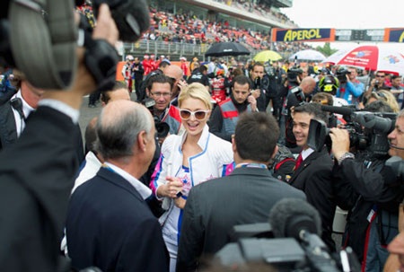 Paris Hilton quyến rũ bên đường đua Moto GP - 6 Paris Hilton quyến rũ bên đường đua Moto GP - 6