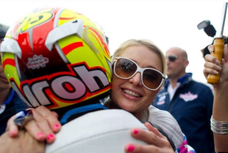 Paris Hilton quyến rũ bên đường đua Moto GP - 7 Paris Hilton quyến rũ bên đường đua Moto GP - 7