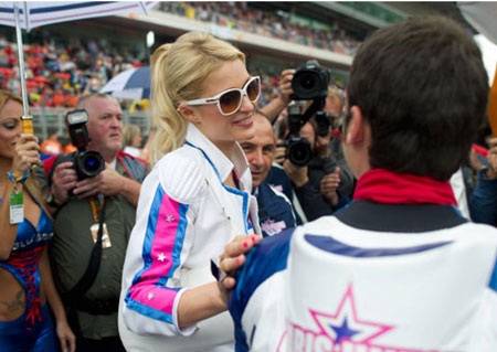 Paris Hilton quyến rũ bên đường đua Moto GP - 8 Paris Hilton quyến rũ bên đường đua Moto GP - 8