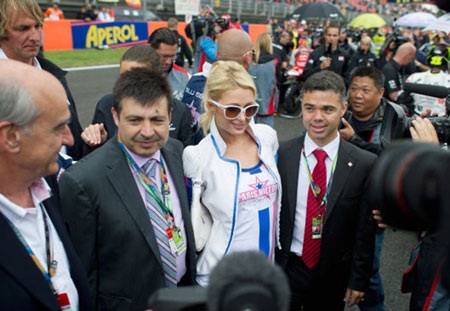 Paris Hilton quyến rũ bên đường đua Moto GP - 9 Paris Hilton quyến rũ bên đường đua Moto GP - 9