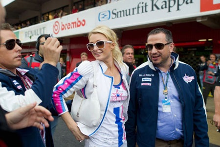 Paris Hilton quyến rũ bên đường đua Moto GP - 10 Paris Hilton quyến rũ bên đường đua Moto GP - 10