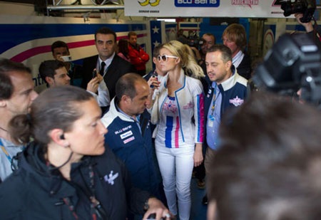 Paris Hilton quyến rũ bên đường đua Moto GP - 11 Paris Hilton quyến rũ bên đường đua Moto GP - 11