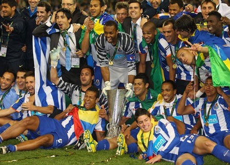 Niềm vui vô bờ bến của cầu thủ Porto trong ngày đăng quang - 2