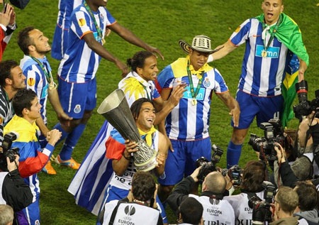 Niềm vui vô bờ bến của cầu thủ Porto trong ngày đăng quang - 3