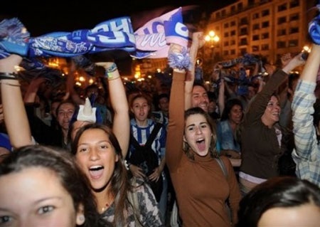 Niềm vui vô bờ bến của cầu thủ Porto trong ngày đăng quang - 14