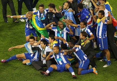 Niềm vui vô bờ bến của cầu thủ Porto trong ngày đăng quang - 11