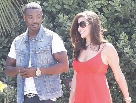 “Bồ” Ryan Giggs tay trong tay với bạn trai mới - 1