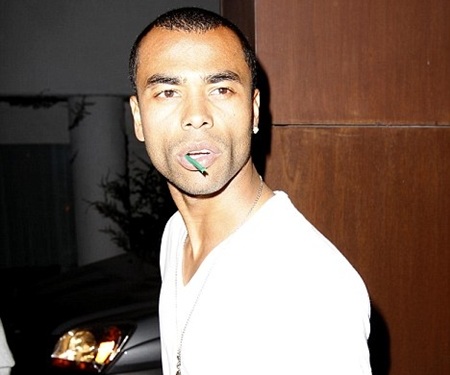 Ashley Cole lại “phản bội” vợ cũ - 2