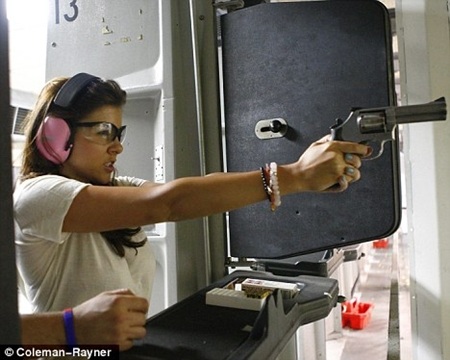 Người tình của Ryan Giggs trổ tài bắn súng tại Los Angeles - 2