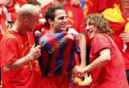 Fabregas sẽ nhận khoảng 5 triệu bảng nếu rời Arsenal - 1