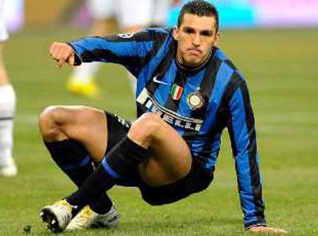 Inter “trói chân” thành công trung vệ Lucio - 1