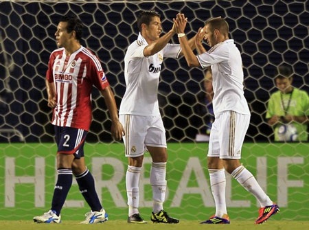C. Ronaldo lập hattrick, Real Madrid đè bẹp Chivas - 1