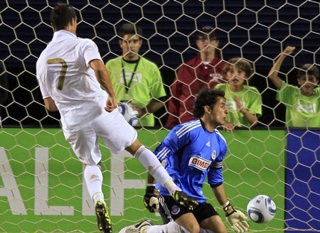 C. Ronaldo lập hattrick, Real Madrid đè bẹp Chivas - 3