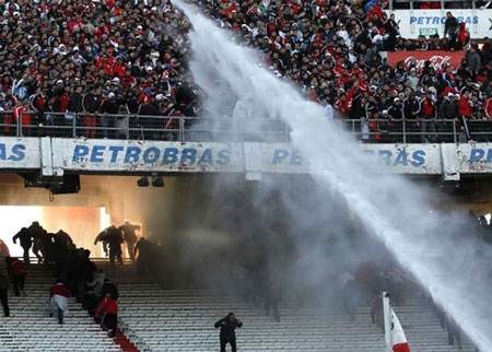 Nước mắt River Plate trong ngày xuống hạng - 8 Nước mắt River Plate trong ngày xuống hạng - 8