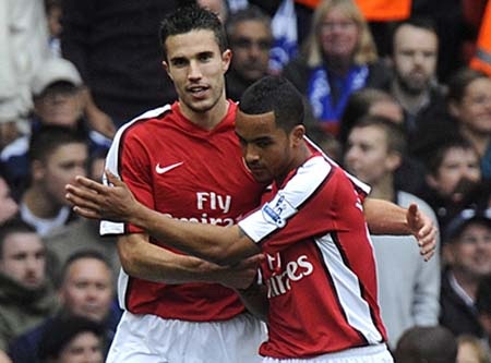 Van Persie, Walcott muốn “tháo chạy” khỏi Arsenal - 1 Van Persie, Walcott muốn “tháo chạy” khỏi Arsenal - 1