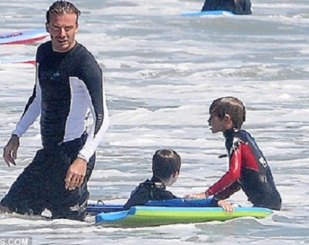 Beckham chơi lướt sóng cùng các con tại Malibu - 1 Beckham chơi lướt sóng cùng các con tại Malibu - 1