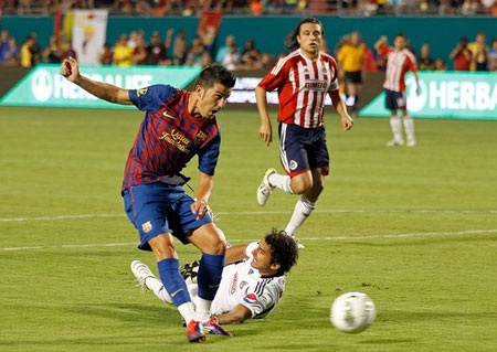 Barcelona thảm bại 1-4 trước Chivas - 1