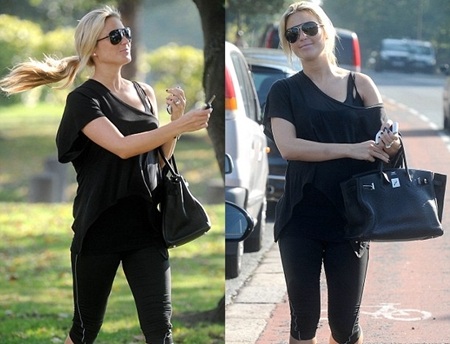 Bà xã Gerrard cưỡi xe sang dạo phố - 1