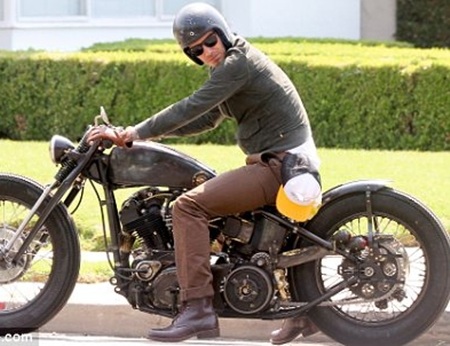 David Beckham cưỡi mô tô “thửa” - 1 David Beckham cưỡi mô tô “thửa” - 1
