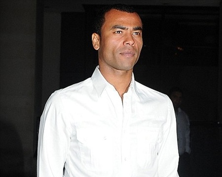 Ashley Cole tiệc tùng tại hộp đêm Playboy - 1 Ashley Cole tiệc tùng tại hộp đêm Playboy - 1