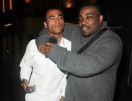 Ashley Cole tiệc tùng tại hộp đêm Playboy - 2 Ashley Cole tiệc tùng tại hộp đêm Playboy - 2