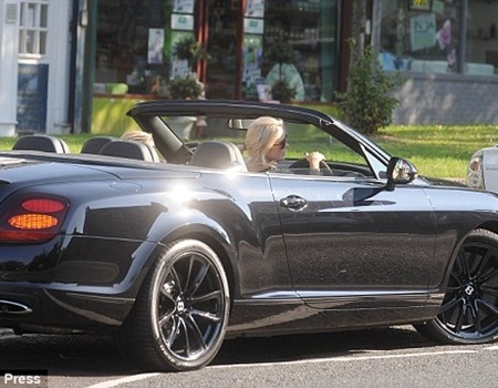 Bà xã Gerrard cưỡi xe sang dạo phố - 2