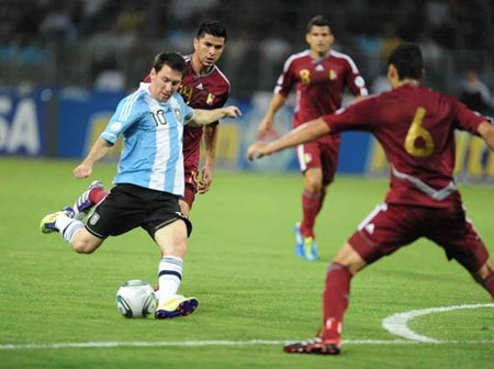 Venezuela khiến Messi và đồng đội trở lại mặt đất - 1