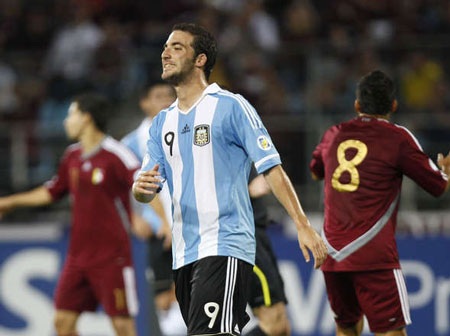 Venezuela khiến Messi và đồng đội trở lại mặt đất - 2