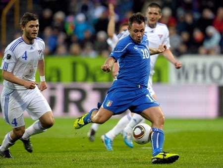 Cassano lập công, Italia cầm chắc ngôi đầu bảng - 1