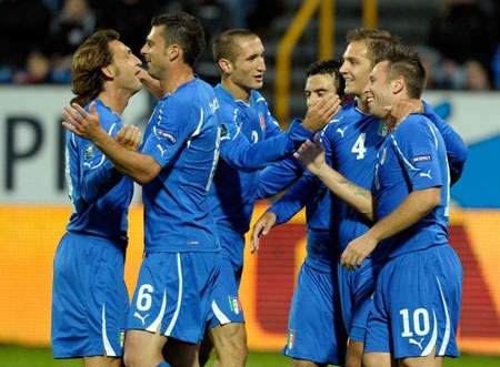 Cassano lập công, Italia cầm chắc ngôi đầu bảng - 2