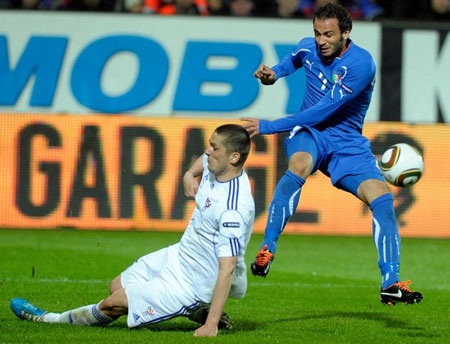 Cassano lập công, Italia cầm chắc ngôi đầu bảng - 3