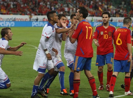 Hình ảnh xô xát của cầu thủ Tây Ban Nha và Chile - 7