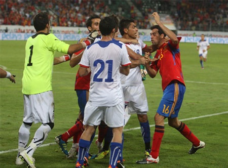 Hình ảnh xô xát của cầu thủ Tây Ban Nha và Chile - 8