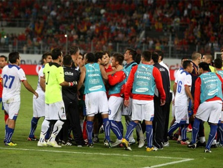 Hình ảnh xô xát của cầu thủ Tây Ban Nha và Chile - 11