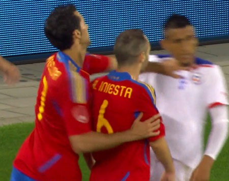 Hình ảnh xô xát của cầu thủ Tây Ban Nha và Chile - 2