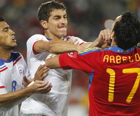 Hình ảnh xô xát của cầu thủ Tây Ban Nha và Chile - 3