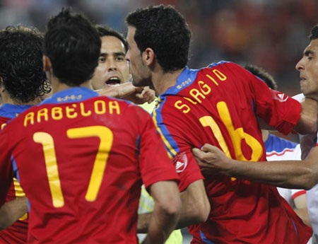 Hình ảnh xô xát của cầu thủ Tây Ban Nha và Chile - 4