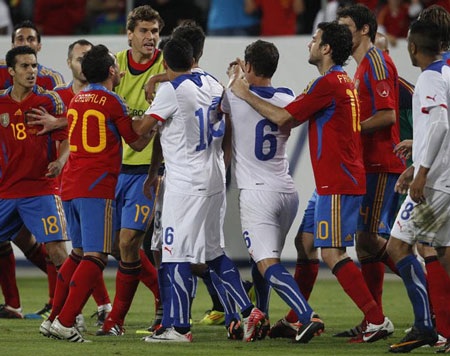 Hình ảnh xô xát của cầu thủ Tây Ban Nha và Chile - 12