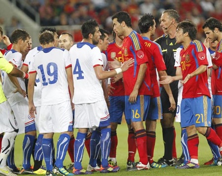 Hình ảnh xô xát của cầu thủ Tây Ban Nha và Chile - 14