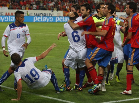 Hình ảnh xô xát của cầu thủ Tây Ban Nha và Chile - 5