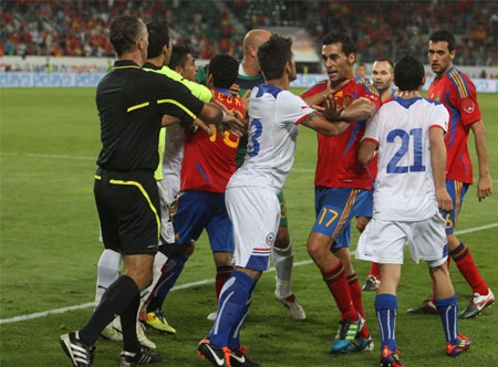 Hình ảnh xô xát của cầu thủ Tây Ban Nha và Chile - 10