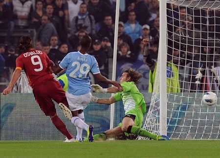 Lazio đánh bại AS Roma trong trận derby đầy kịch tính - 1