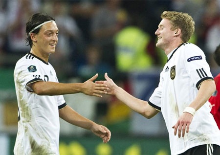 Khi bóng đá Đức gọi tên Mesut Oezil - 2 Khi bóng đá Đức gọi tên Mesut Oezil - 2